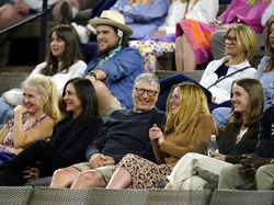 Ehem! Ini Penampakan Bill Gates dan Wanita Baju Hitam Misterius