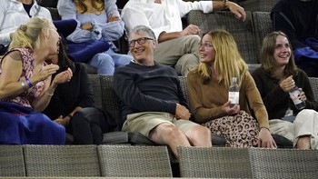 Menonton tenis menjadi hiburan di tengah aktivitasnya yang masih sangat padat. Foto: Associated Press