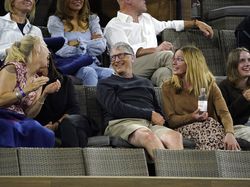 Ehem! Ini Penampakan Bill Gates dan Wanita Baju Hitam Misterius