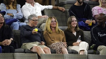 Ia tampak gembira dan banyak tertawa, ditemani oleh beberapa teman perempuannya. Foto: Associated Press