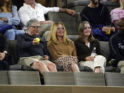 Ehem! Ini Penampakan Bill Gates dan Wanita Baju Hitam Misterius