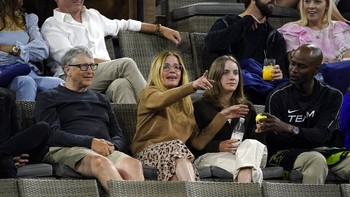 Bill Gates menyaksikan turnamen tenis BNP Paribas Open di Indian Wells yang berlangsung beberapa waktu yang lalu. Foto: Associated Press