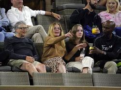 Ehem! Ini Penampakan Bill Gates dan Wanita Baju Hitam Misterius