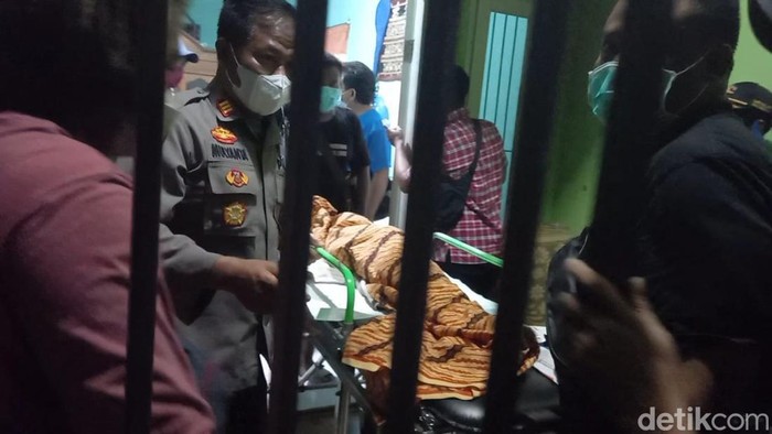 Polisi membawa jenazah bocah yang tewas dianiaya di Kartasura, Selasa (12/4/2022).