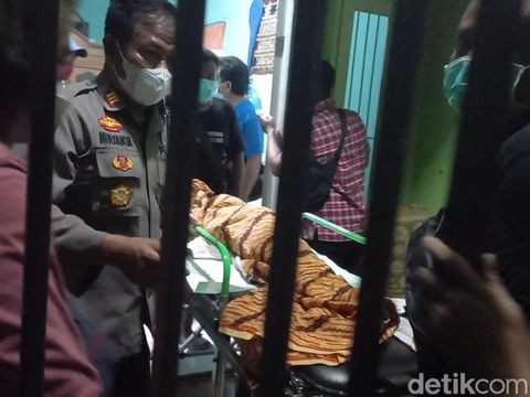 Polisi membawa jenazah bocah yang tewas dianiaya di Kartasura, Selasa (12/4/2022).