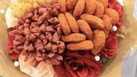 Tak hanya makanan kemasan saja yang bisa dijadikan buket, tapi ada juga buket makanan matang seperti foto berikut ini. Makanan yang dijadikan buket ini terdiri dari nugget ayam, sosis, kentang goreng, dan chicken wings. Foto: Twitter/Instagram