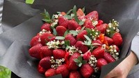  Selain bunga, buah juga bisa dikreasikan menjadi buket dengan tampilan yang cantik. Seperti buket stroberi yang diberikan hiasan bunga dan daun kecil ini. Tak kalah cantik bukan? Foto: Twitter/Instagram