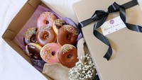 Makanan matang lain yang cocok dijadikan buket makanan adlah dont. Pilihlah donat dengan topping cokelat atau stroberi, lalu dibungkus dengn kain atau kertas wrap. Berikan sentuhan manis berupa bunga-bunga kecil. Foto: Twitter/Instagram