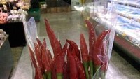 Beberapa waktu lalu juga sempat viral buket makann ari cabai merah. Seikat cabai merah yang masi lengkap dengan tangkainya itu dibungkus plastik bening dan rupanya mirip seperti bunga. Foto: Twitter/Instagram