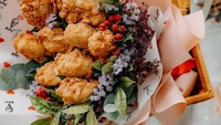 Buket makanan lainnya yang sempat mencuri perhatian adalah buket ayam goreng KFC. Buket ini digunakan oleh seorang pria asal Singapura untuk melamar sang kekasih. Alasannya memilih ayam goreng KFC karena sang kekasi sangat menyukainya. Foto: Twitter/Instagram
