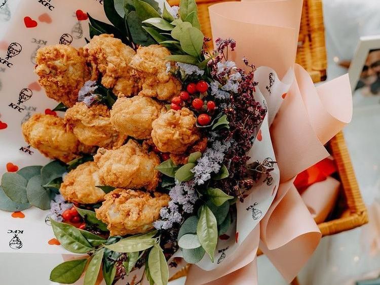 10 Buket Makanan Unik, Isi Ayam Goreng hingga Kerupuk