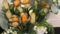 Buket makanan unik lainnya menggunakan acr sayur sebagai isiannya. Ada acar timun, wortel, hingga cabe yang dibungkus dan diberikan hiasan daun dan bunga kecil. Foto: Twitter/Instagram