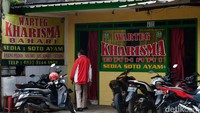 Sejumlah warteg terpantau memasang tirai untuk menutupi bagian dalamnya saat berjualan selama bulan Ramadan di sepanjang kawasan Meruyung hingga Sawangan, Depok, Jawa Barat.