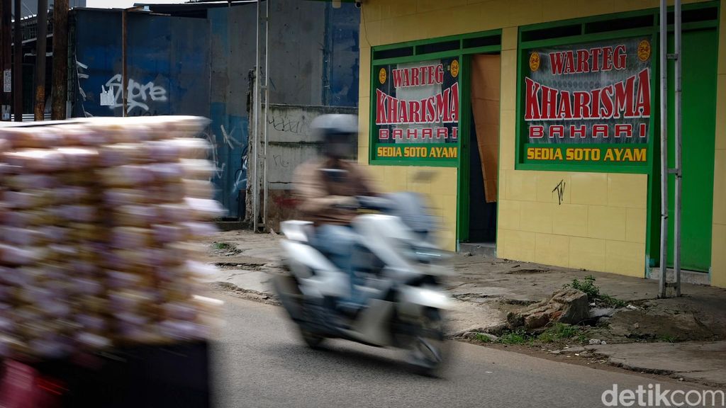 Sejumlah warteg di Depok, tetap berjualan selama bulan Ramadan. Meski begitu, warteg-warteg tersebut ditutup tirai untuk menghormati umat Muslim yang berpuasa.