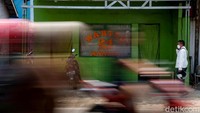 Ditutupnya warteg dengan tirai dilakukan untuk menghormati umat Muslim yang berpuasa.