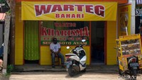 Warteg di kawasan Depok ini tetap beroperasi pada siang hari dan tetap melayani warga yang makan.