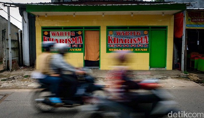 Bulan Ramadan, Warteg di Depok Ditutup Tirai Sejumlah warteg di Depok, tetap berjualan selama bulan Ramadan. Meski begitu, warteg-warteg tersebut ditutup tirai untuk menghormati umat Muslim yang berpuasa.