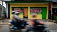 Sejumlah pengendara motor melintas di samping warteg yang bagian dalamnya ditutup tirai saat bulan Ramadan di kawasan Depok, Jawa Barat, Selasa (12/4/2022).