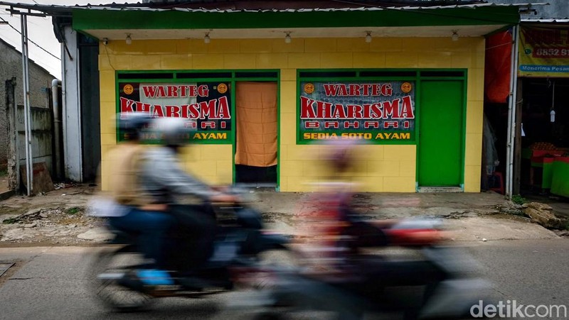 Sejumlah warteg di Depok, tetap berjualan selama bulan Ramadan. Meski begitu, warteg-warteg tersebut ditutup tirai untuk menghormati umat Muslim yang berpuasa.