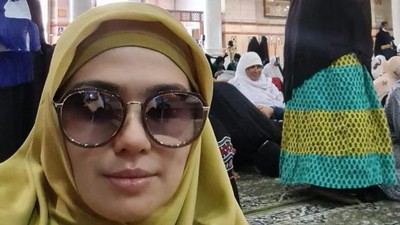 Potret Catherine Wilson Puasa dan Ibadah di Tanah Suci