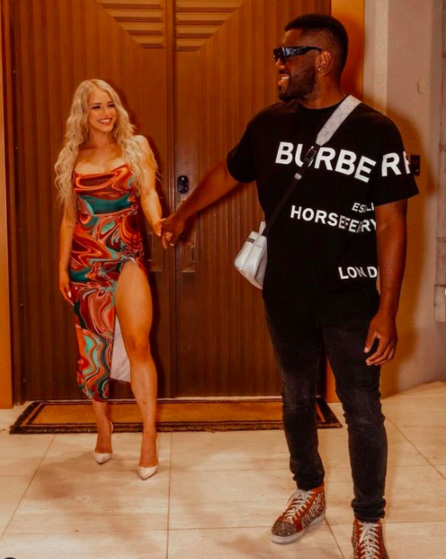 Wanita bernama Courtney Tailor membunuh kekasihnya Christian Obumseli  di kondominium mereka di Miami, AS pada Minggu (3/4/2022). Wanita 25 tahun itu menikam lengan kekasihnya dengan pisau. Foto Instagram