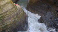 Air curug mengalir hingga membentuk kolam alami di bawahnya