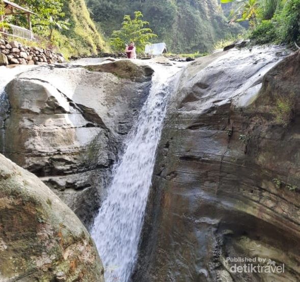 Lokasi curug berada di tengah perkebunan