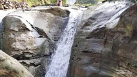 Lokasi curug berada di tengah perkebunan