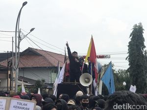 Massa Aksi di Sukabumi Berkumpul di Balkot Ajak Walkot Turun ke Jalan