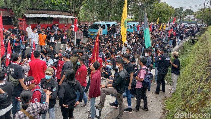 Demo mahasiswa Aliansi Sulut Bergerak kini memadati Kantor DPRD Sulut dan membuat Jalan Raya Manado-Bitung Macet.