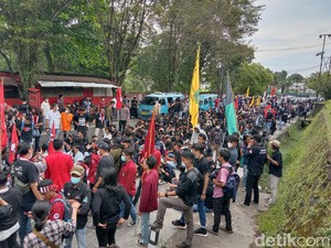 Demo Mahasiswa Aliansi Sulut di Kantor DPRD, Jalan Raya Manado-Bitung Macet
