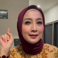 Jelang acara, sebuah video promosi di Instagram memperlihatkan lebih dekat perawakan mantan bintang sinetron dan penyanyi era 90-an ini. Kolom komentar pun penuh dengan pujian untuk wajah Desy Ratnasari yang cantiknya dianggap tak memudar. (Foto: Instagram/@sahurlebihsegerr_trans7)