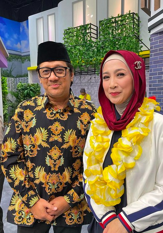 Namun, neneknya pernah memberi wejangan soal rahasia awet muda. Nenek saya bilang sih, apapun yang kita lakukan untuk membuat luarnya cantik, kalau hati kita tidak cantik, seperti murung terus dan selalu merasa kurang, muka kita juga akan kebawa, kenang Desy Ratnasari. (Foto: Instagram/@sahurlebihsegerr_trans7)