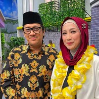 Namun, neneknya pernah memberi wejangan soal rahasia awet muda. Nenek saya bilang sih, apapun yang kita lakukan untuk membuat luarnya cantik, kalau hati kita tidak cantik, seperti murung terus dan selalu merasa kurang, muka kita juga akan kebawa, kenang Desy Ratnasari. (Foto: Instagram/@sahurlebihsegerr_trans7)