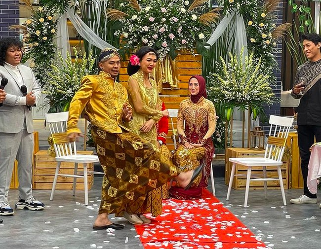 Desy Ratnasari saat ini berusia 48 tahun. Dalam sebuah wawancara beberapa tahun lalu, pelantun Tenda Biru ini mengaku tak ada kiat khusus untuk menjaga kecantikannya. (Foto: Instagram/@sahurlebihsegerr_trans7)