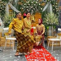 Desy Ratnasari saat ini berusia 48 tahun. Dalam sebuah wawancara beberapa tahun lalu, pelantun Tenda Biru ini mengaku tak ada kiat khusus untuk menjaga kecantikannya. (Foto: Instagram/@sahurlebihsegerr_trans7)