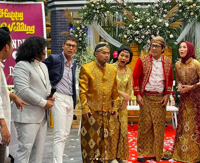 Desy Ratnasari menjadi bintang tamu di Sahur Lebih Segerr Trans 7 baru-baru ini. Bersolek dalam balutan kebaya dalam nuansa merah marun, ia berparodi sebagai pengantin yang akan dinikahi oleh Andre Taulany. (Foto: Instagram/@sahurlebihsegerr_trans7)