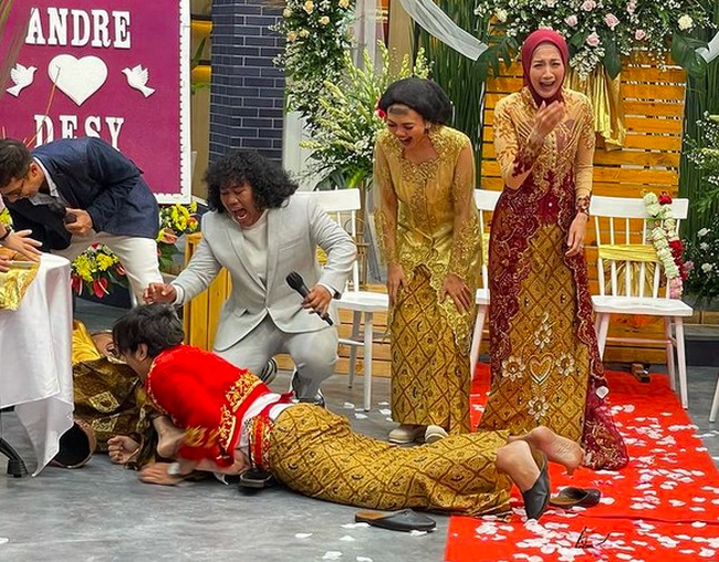 Meski sekarang aktif sebagai politikus, sosok Desy Ratnasari masih meramaikan ranah hiburan Tanah Air. Belum lama ini, ia tampil di sebuah acara TV dan menuai pujian karena kecantikannya yang dianggap awet muda. (Foto: Instagram/@sahurlebihsegerr_trans7)