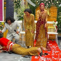 Meski sekarang aktif sebagai politikus, sosok Desy Ratnasari masih meramaikan ranah hiburan Tanah Air. Belum lama ini, ia tampil di sebuah acara TV dan menuai pujian karena kecantikannya yang dianggap awet muda. (Foto: Instagram/@sahurlebihsegerr_trans7)