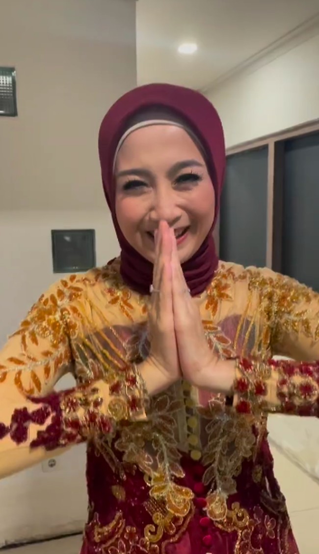 Masya Allah teteh meuni geulis pisan 😍😍 dr sy kecil tetep ga berubah2 cantiknya, tulis seorang netizen. Awet muda Mbak Desy, bunyi komentar lainnya. Ada juga yang berkomentar, Si teteh,makin tua malah makin cantik. (Foto: Instagram/@sahurlebihsegerr_trans7)