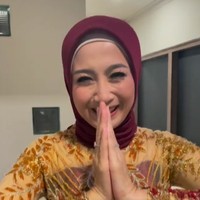 Masya Allah teteh meuni geulis pisan 😍😍 dr sy kecil tetep ga berubah2 cantiknya, tulis seorang netizen. Awet muda Mbak Desy, bunyi komentar lainnya. Ada juga yang berkomentar, Si teteh,makin tua malah makin cantik. (Foto: Instagram/@sahurlebihsegerr_trans7)
