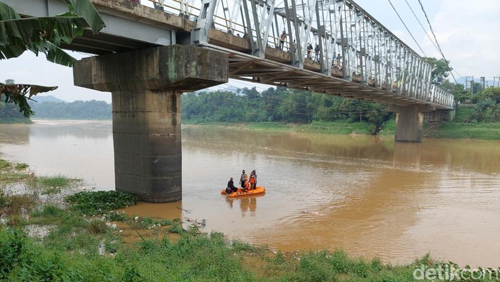 Evakuasi mayat dari Sungai Citarum.