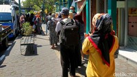Masyarakat dapat langsung menukarkan uang Rupiah dengan membawa KTP, buku rekening, dan bisa juga mendaftarkan secara online melalui aplikasi yang disediakan oleh Bank Indonesia.
