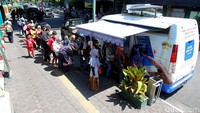 Warga mengantre untuk menukarkan uang rupiah pecahan kecil di kawasan Pasar Beringharjo, Yogyakarta, Selasa (12/4/2022).