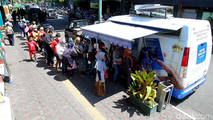 Pasar Beringharjo Yogyakarta ramai didatangi warga di bulan Ramadan. Warga datang untuk menukarkan uang rupiah pecahan kecil guna kebutuhan menjelang lebaran.