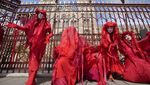 Jubah Merah-Gajah Putih, Begini Kreativitas Pejuang Iklim di London