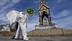 Jubah Merah-Gajah Putih, Begini Kreativitas Pejuang Iklim di London