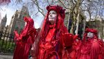Jubah Merah-Gajah Putih, Begini Kreativitas Pejuang Iklim di London