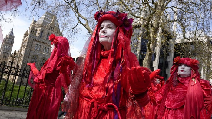 Gelar Aksi Seminggu di London, Aktivis Tuntut Perbaikan Iklim Demonstrators dressed as 'Planet Medics' carry an inflatable earth in Hyde Park as Extinction Rebellion continues a week of action and outreach in London, Monday, April 11, 2022. (AP Photo/Kirsty Wigglesworth)