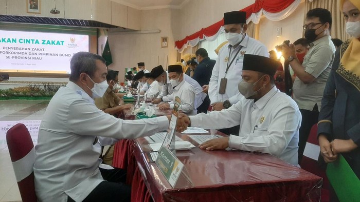 Gubernur Riau Syamsuar membayar zakat